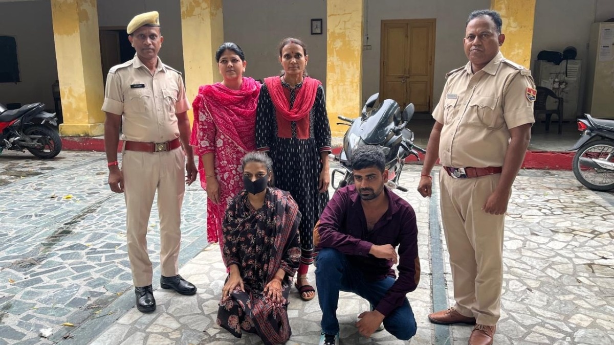 पुलिस गिरफ्त में लूटकांड को अंजाम देने वाले प्रेमी-प्रेमिका. (Photo: Satish Sharma/ITG)