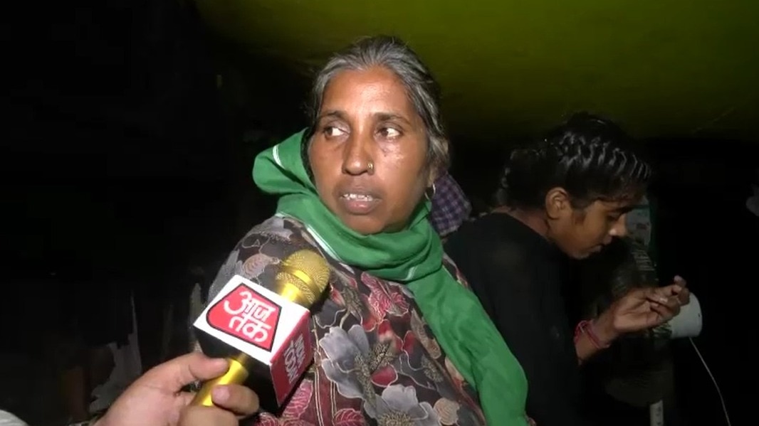 बाढ़ के 10 दिन बाद भी परिवार मवेशियों संग हाईवे पर रहने को मजबूर, आजतक से बातचीत में बताई आपबीती