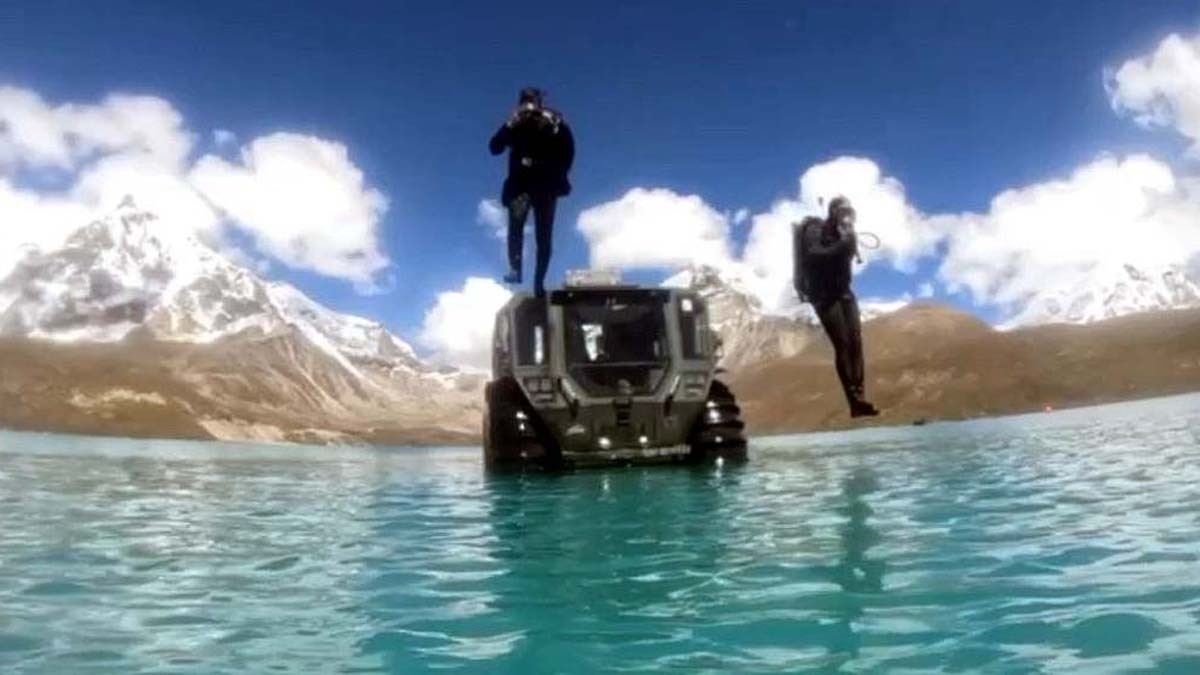 सिक्किम में किसी बर्फीली पहाड़ी झील में डाइव मारते कमांडो. (File Photo: ADGPI)
