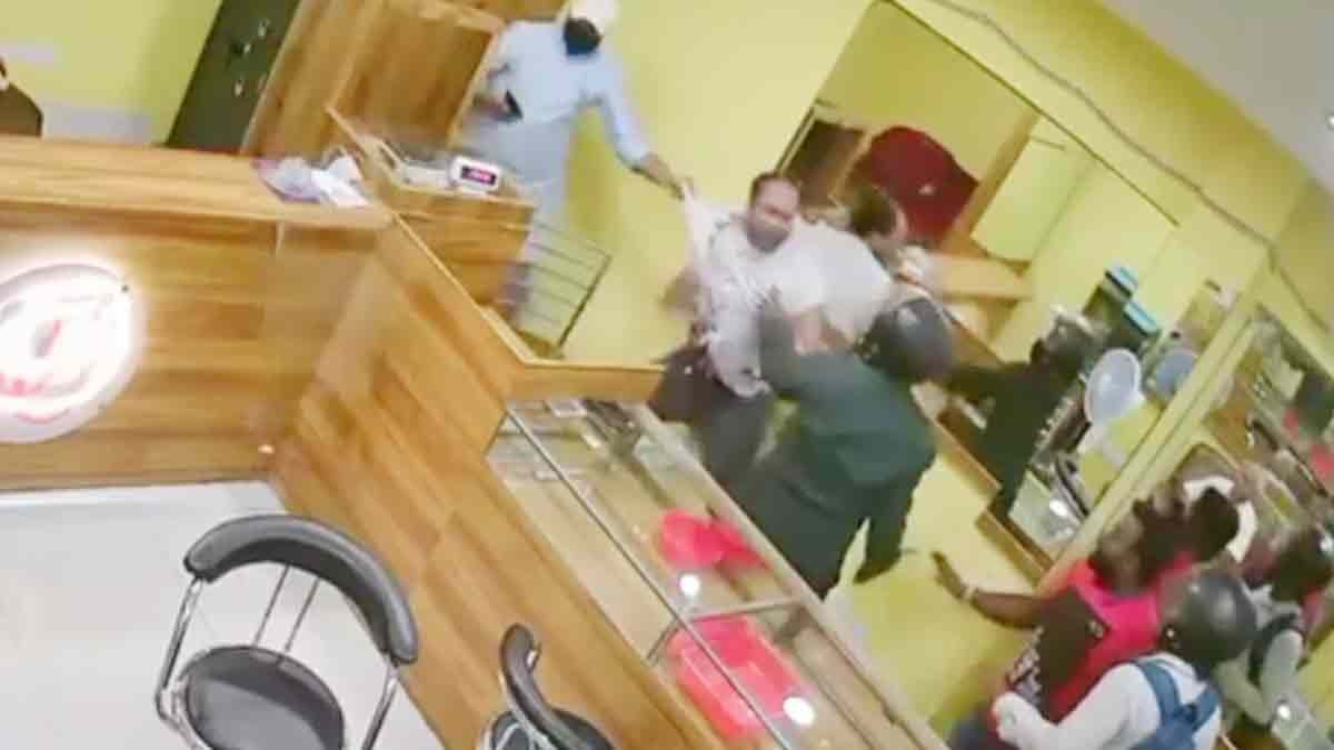 Ramgarh 5 robbers armed with weapons robbed a jewellery shop by firing