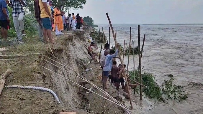 Due to flood in river in Bijnor embankment eroding (Photo: ITG)