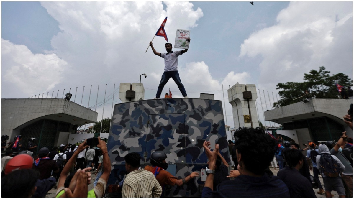 नेपाल की राजधानी काठमांडू में भ्रष्टाचार और सोशल मीडिया बैन को लेकर ओली सरकार के खिलाफ युवाओं ने हिंसक विरोध प्रदर्शन किया. (Photo: Reuters)