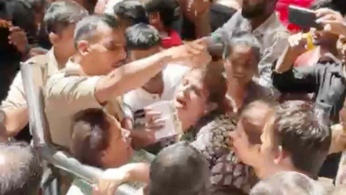 महिला श्रद्धालुओं और सुरक्षा गार्डों के बीच मारपीट (Photo: Screengrab)
