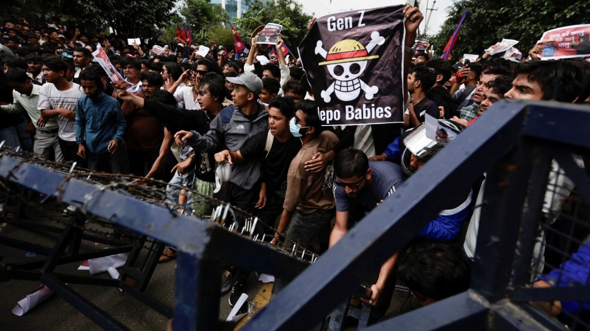 बैन के पीछे तानाशाही या दूसरी वजहें... आख‍िर नेपाल में सोशल मीडिया से क्यों डर गई सरकार?