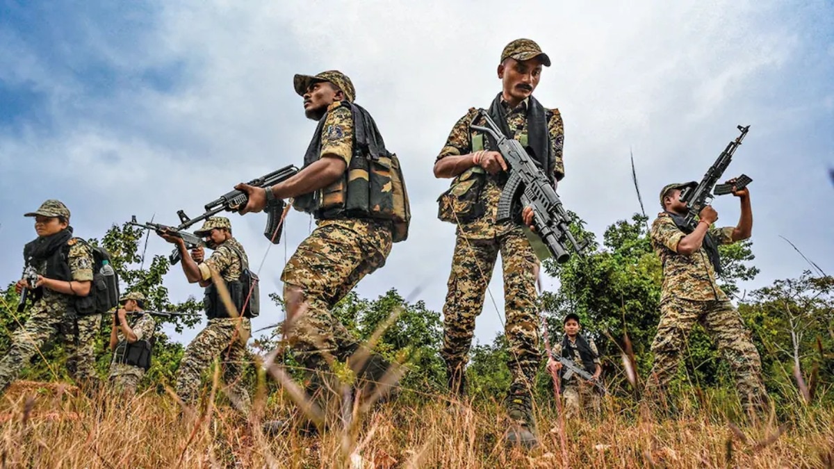 बीजापुर में नक्सलियों पर शिकंजा: 5 लाख के इनामी 4 माओवादी गिरफ्तार, टिफिन बम भी बरामद