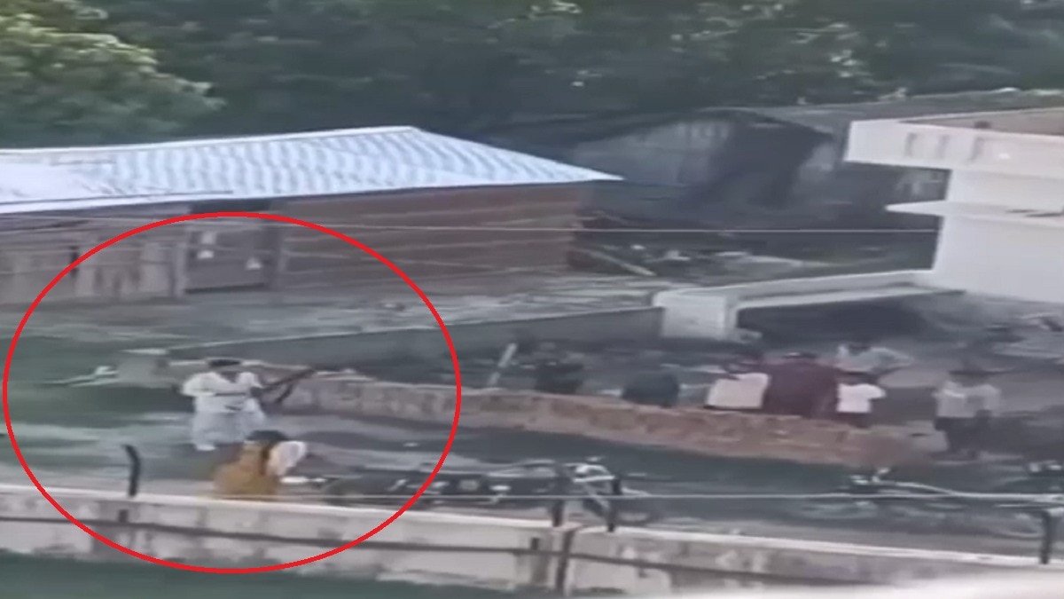 हाथ में रायफल लहराते हुए धमकी दे रहा था. (Photo: Screengrab)