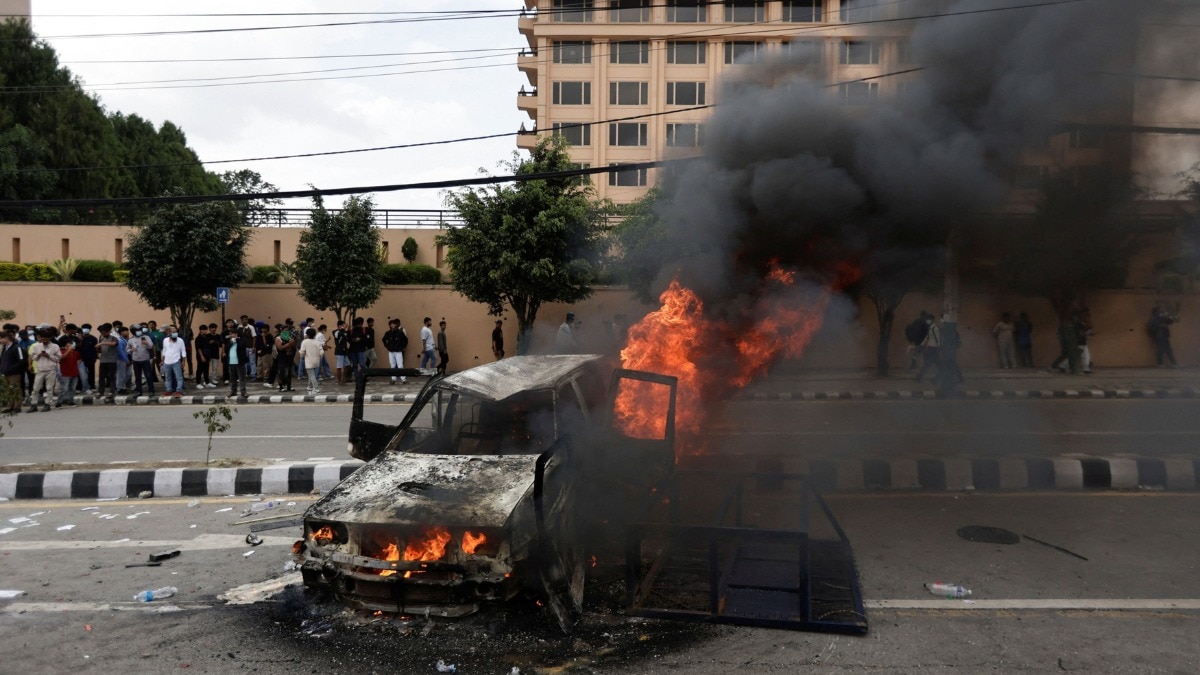 संसद घेराव और हिंसक विरोध में कई छात्रों की मौत (Photo: Reuters)