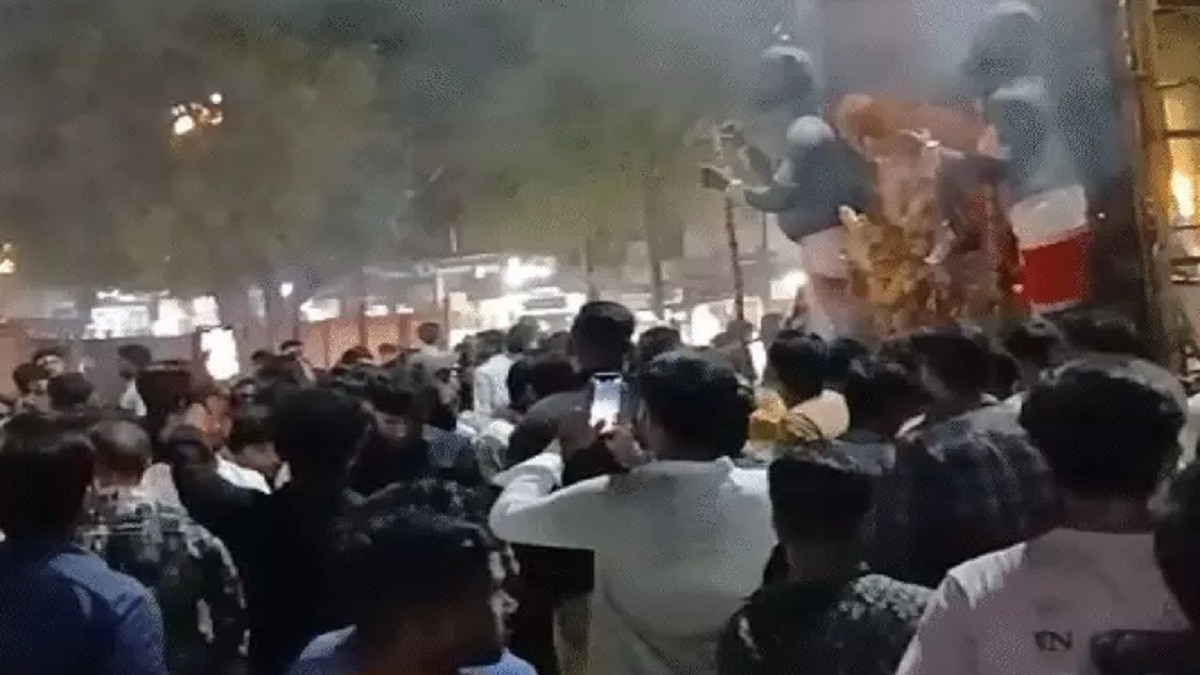 पत्थरबाजी की घटना के बाद इलाके में तनाव का माहौल है. (Photo: Screengrab)