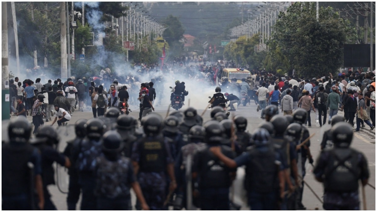 काठमांडू समेत अन्य शहरों में भ्रष्टाचार और सोशल मीडिया बैन के खिलाफ सरकार विरोधी प्रदर्शन के दौरान गृहमंत्री रमेश लेखक ने नैतिक आधार पर इस्तीफा दे दिया. (PHOTO: Reuters)