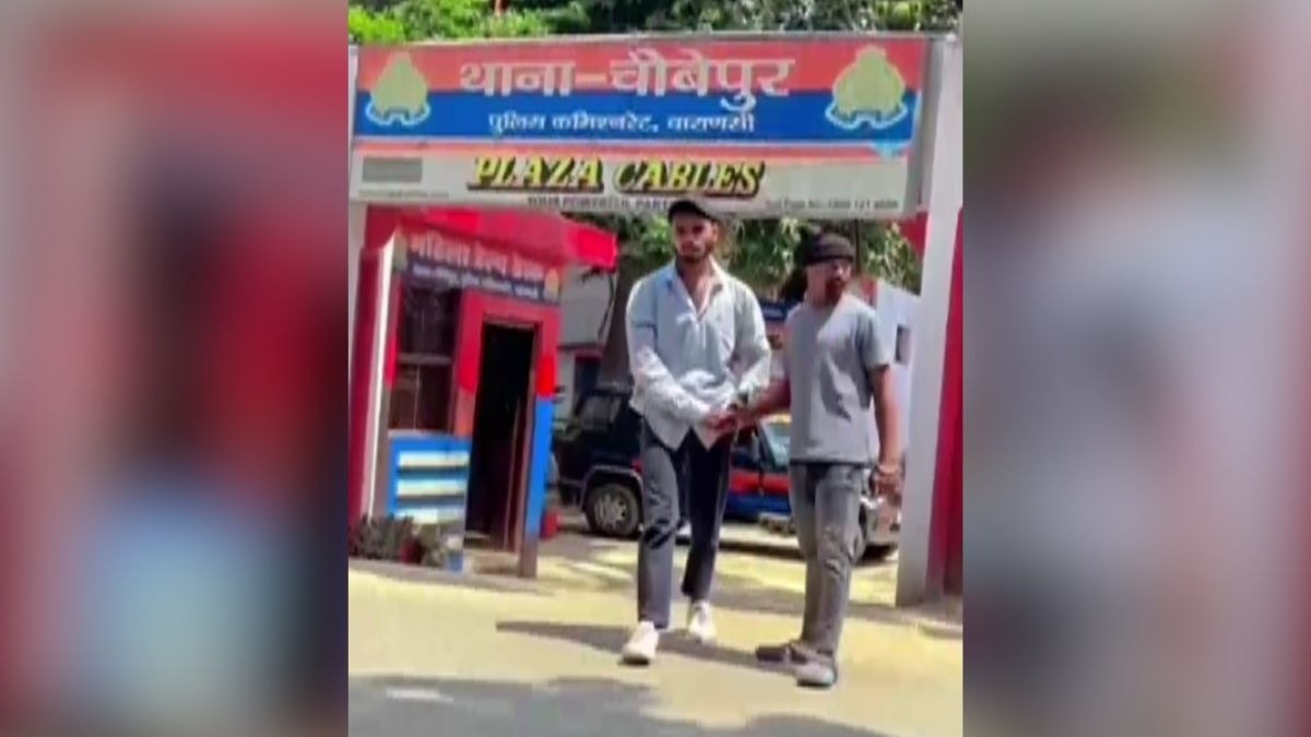 वाराणसी में दो युवकों को पुलिस स्टेशन में रीलबाजी महंगी पड़ गई. पुलिस ने उन्हें पकड़ लिया. (Photo: ITG)