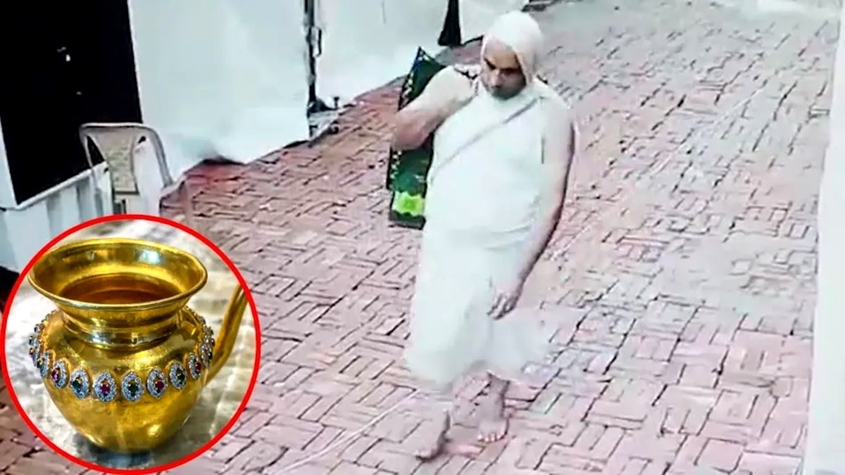 कलश चुराकर ले जाता आरोपी भूषण वर्मा.(Photo:Screengrab) 