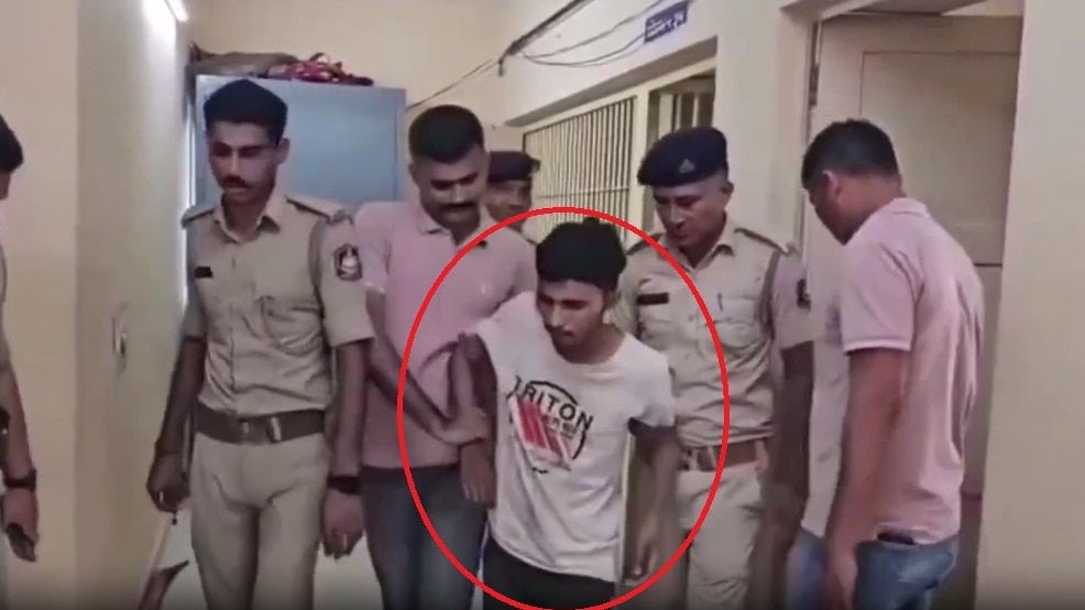 दारोगा के कान में कुछ कहते ही लंगड़ाने लगा रेप और हत्या का आरोपी. (Photo: Screengrab)