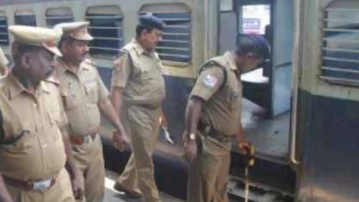 Mumbai GRP Cops on patrolling 