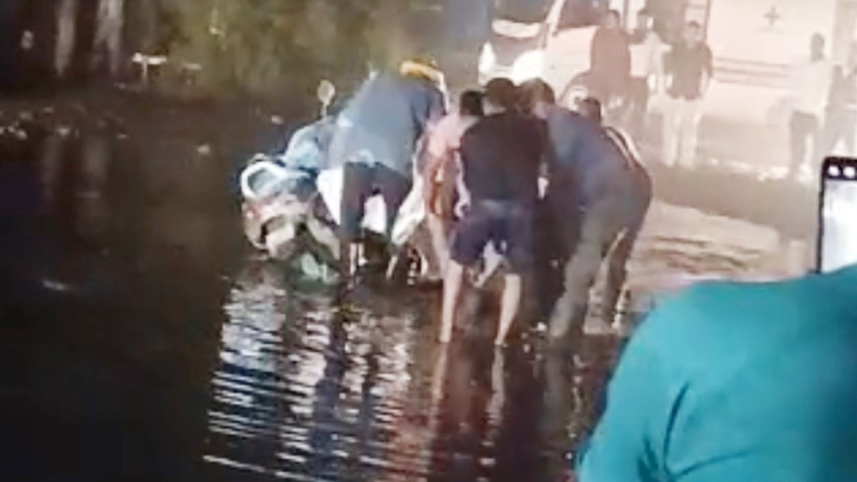 गड्ढे में फंसे और करंट से मरे दंपती.(Photo:Screengrab) 