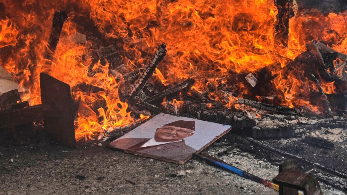 छोटे से देश नेपाल ने महज 17 साल में 14 प्रधानमंत्रियों को आते-जाते देखा है. (Photo- AP)