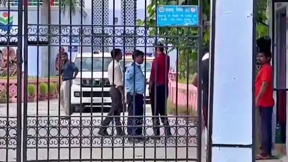 हॉस्टल के अंदर पहुंची पुलिस टीम (Photo: Screengrab)