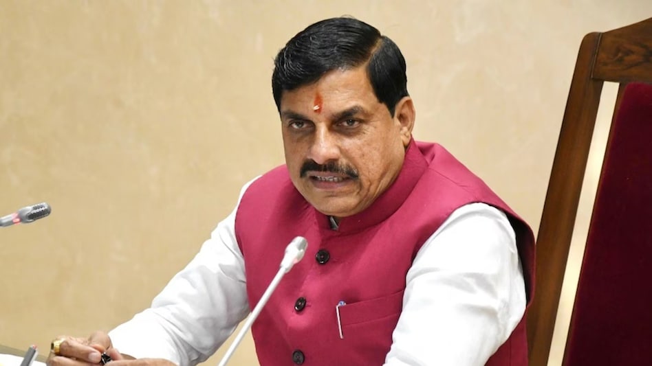 MP में बड़ा प्रशासनिक फेरबदल, 14 IAS और 50 IPS अफसरों के तबादले; 5 जिलों के DM और 16 जिलों के SP भी बदले - Major administrative reshuffle in MP IAS IPS officers transferred lcln - AajTak