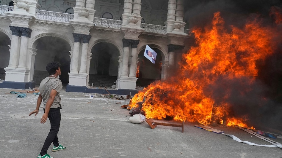 यह घटना नेपाल में भड़क रहे मौजूदा आंदोलन की गंभीरता को और उजागर करती है. (Photo- AP)