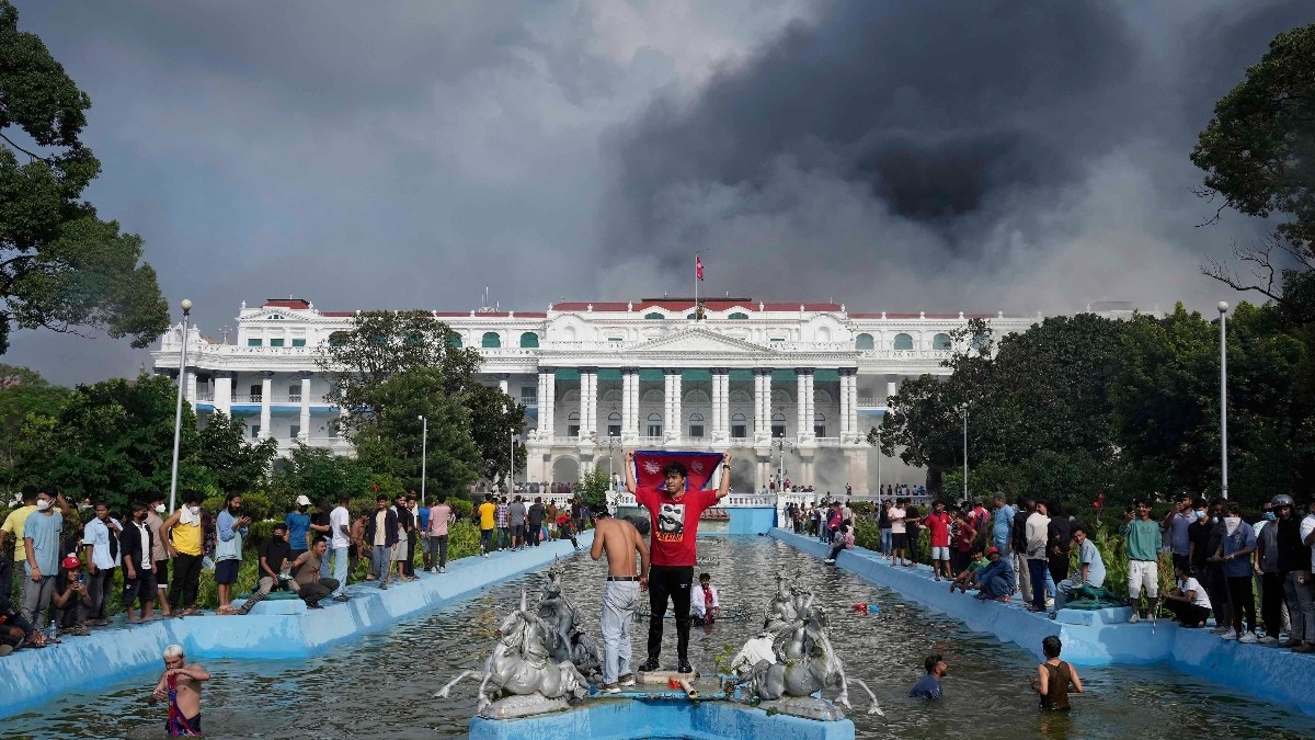 नेपाल में जेन जेड प्रदर्शनकारी काठमांडू स्थित सिंह दरबार में भी घुस गए थे (Photo - AP)
