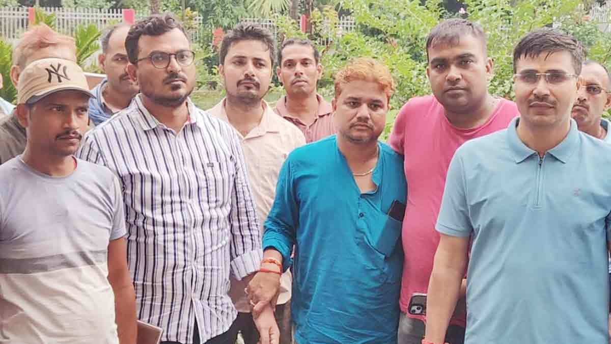 डंडारी सीओ और डाटा ऑपरेटर रिश्वत लेते रंगे हाथ गिरफ्तार (Photo: Screengrab)