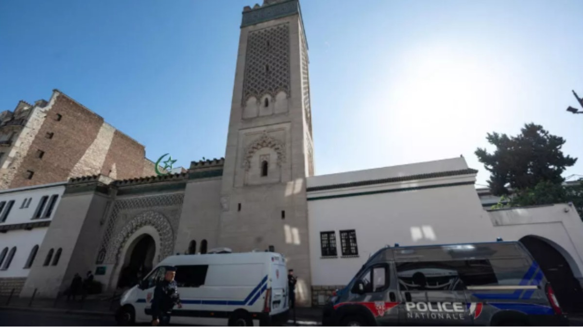 फ्रांसीसी पुलिसकर्मी पेरिस की ग्रैंड मस्जिद के सामने तैनात नजर आ रहे हैं., AFP फाइल फोटो