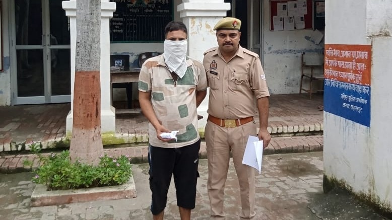 पुलिस गिरफ्त में ड्रग तस्करी का आरोपी. (Photo: Rahul Kumar/ITG)