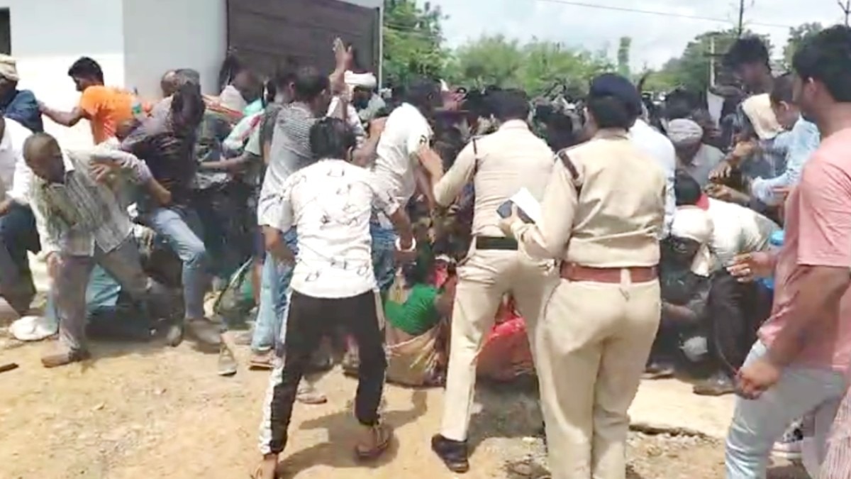 रीवा में खाद के लिए मची भगदड़.(Photo:Screengrab)