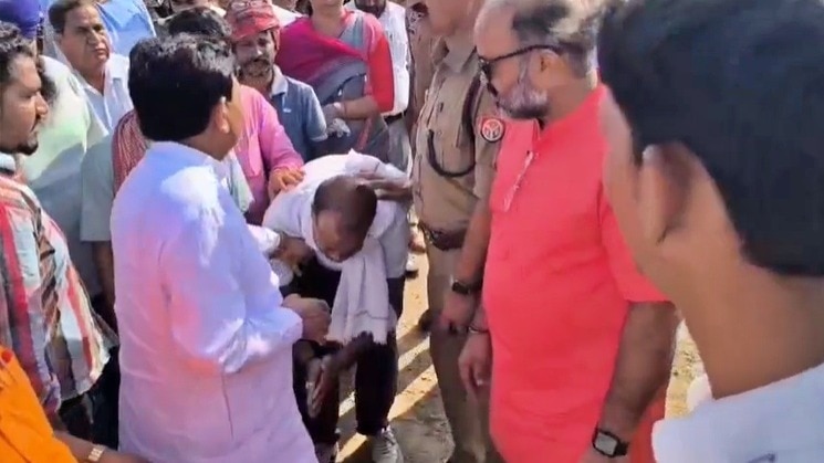 बिजनौर में मंत्री के सामने गुहार लगाते ग्रामीण (Photo: Screengrab) 