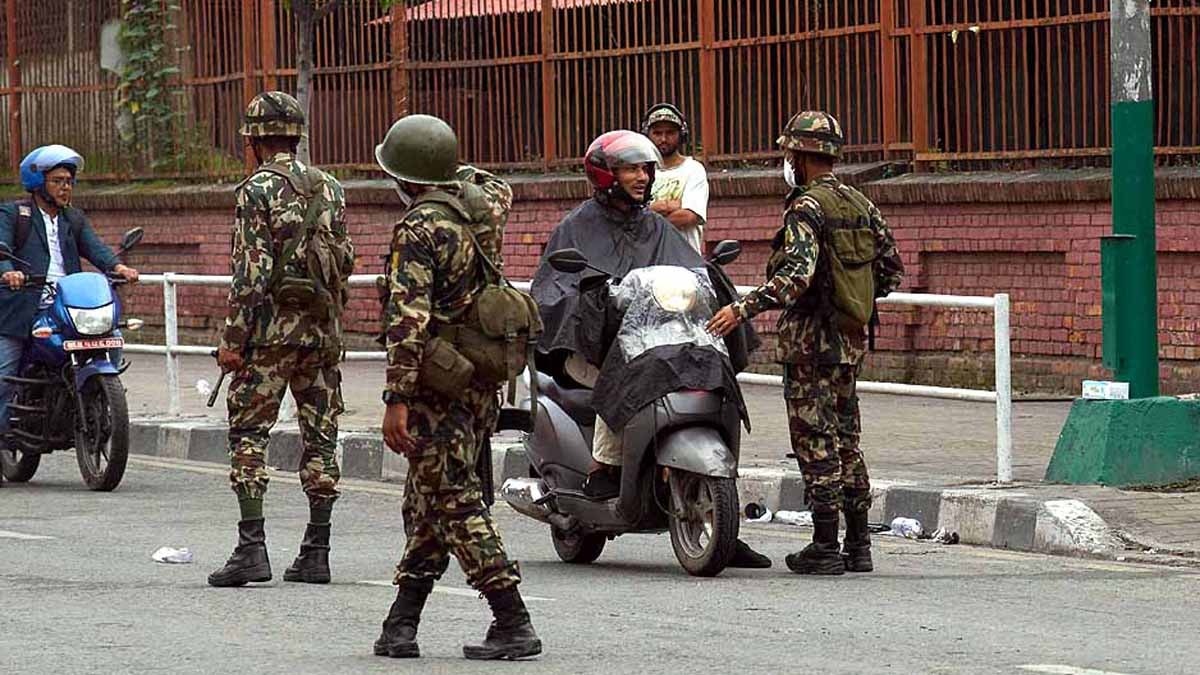 नेपाल में अब सेना विद्रोहियों और प्रदर्शनकारियों को संभालने के लिए सड़कों पर उतर चुका है. (Photo: AP)