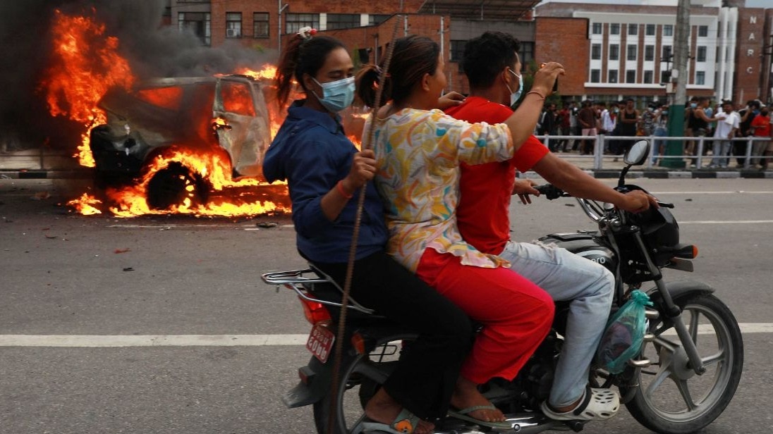 नेपाल में Gen-Z ने सड़कों पर उतरकर विरोध-प्रदर्शन किया, जिसमें हिंसा भी हुई. (Photo- AFP)