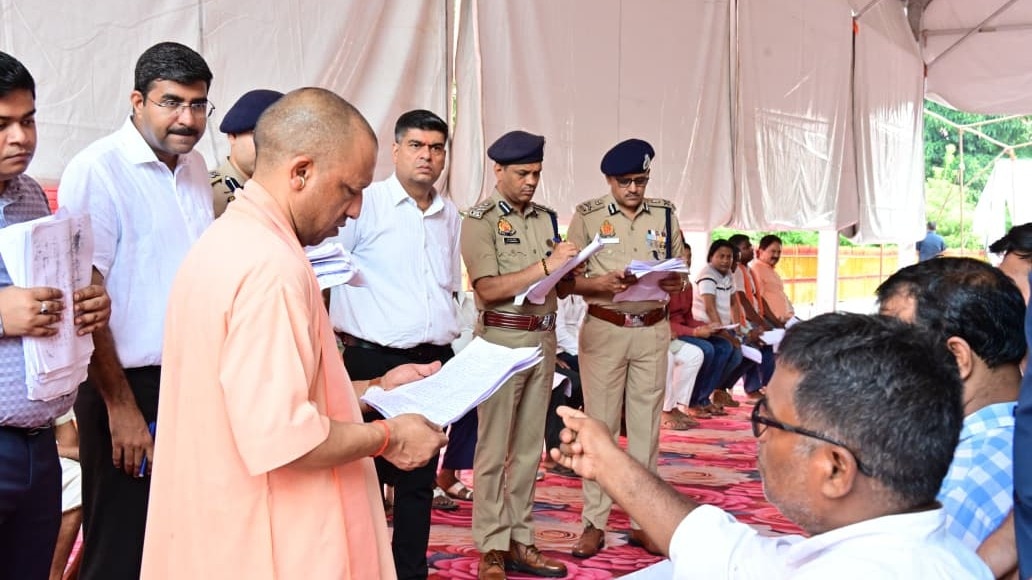 गोरखपुर में जनता दर्शन के दौरान सीएम योगी ने अधिकारियों को सख्त निर्देश दिए (Photo: PTI)