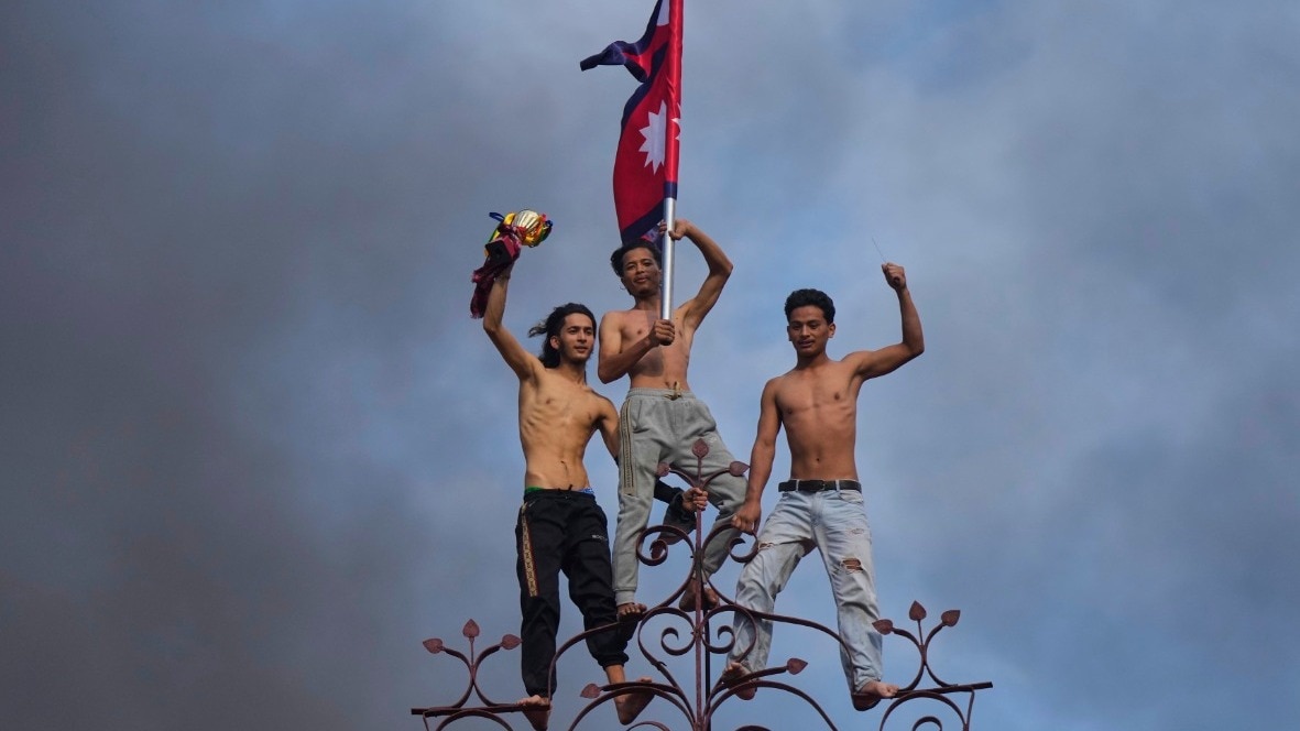 नेपाल में दशकों से धधक रहा ज्वालामुखी भड़क उठा है. (Photo: PTI)