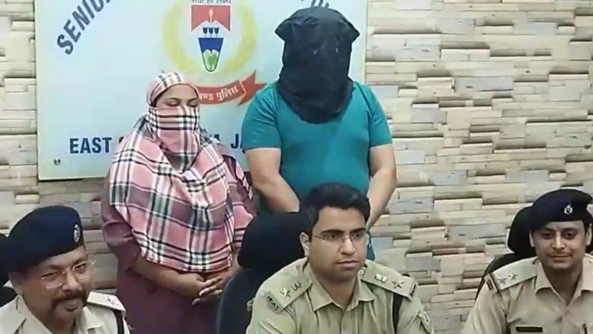 पुलिस गिरफ्त में ठग दंपति. (Photo: Screengrab)