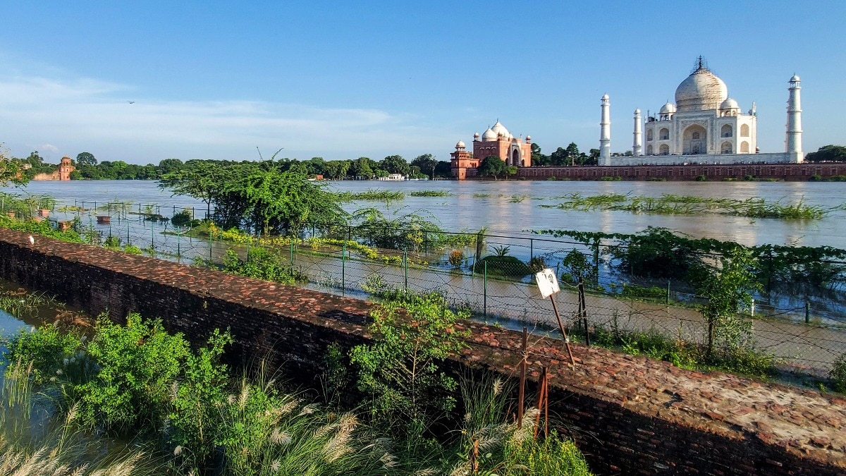 यमुना ने ताजमहल की दीवारों को छू लिया