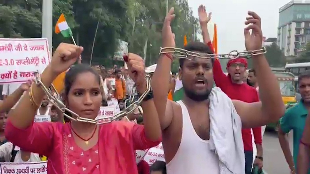 अपनी सेवा नियमित करने की मांग को लेकर प्रदर्शन चल रहा है. (Photo: Screengrab)