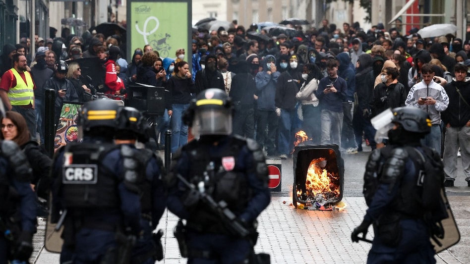 फ्रांस में 'Block Everything' प्रोटेस्ट क्या है? सड़कों पर एक लाख प्रदर्शनकारी, मुश्किल में मैक्रों - Block Everything unrest take over France New Challenge For Macron ntcpan - AajTak