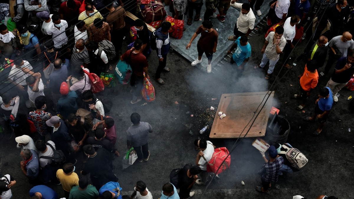 नेपाल में दिल्ली बाजार जेल के बाहर कैदियों ने आगजनी की (Photo: Reuters)