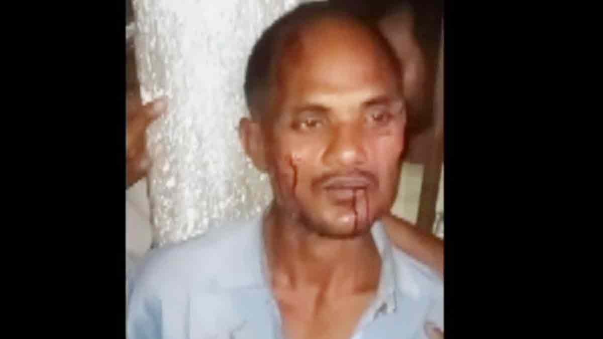 चोर समझकर युवक को पीटा (Photo: Screengrab)