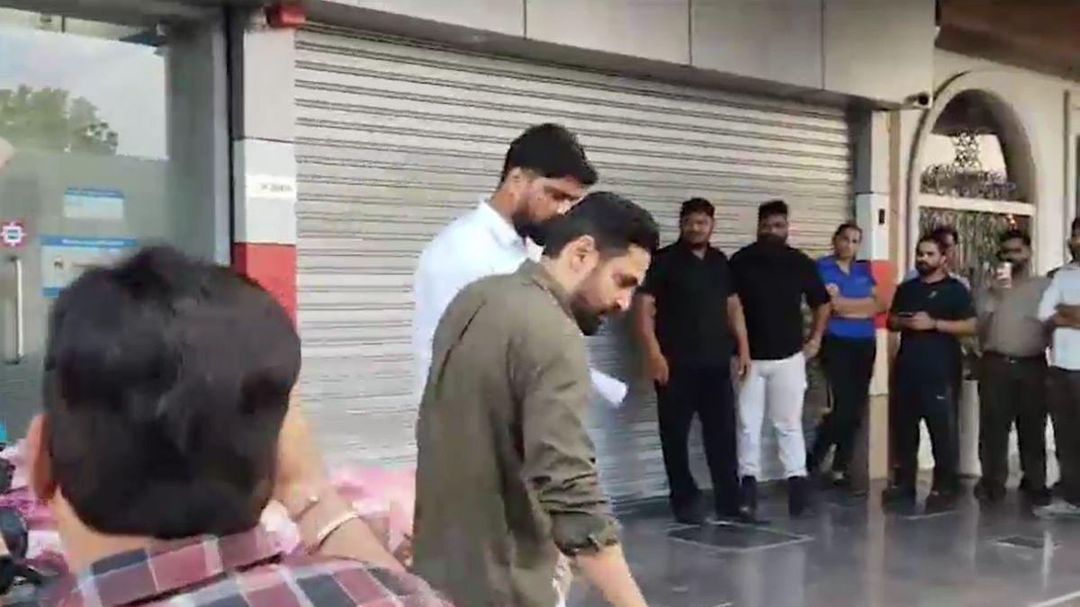 घायल हालत में कंपनी ऑनर को अस्पताल ले गई पुलिस. (Photo: Screengrab)