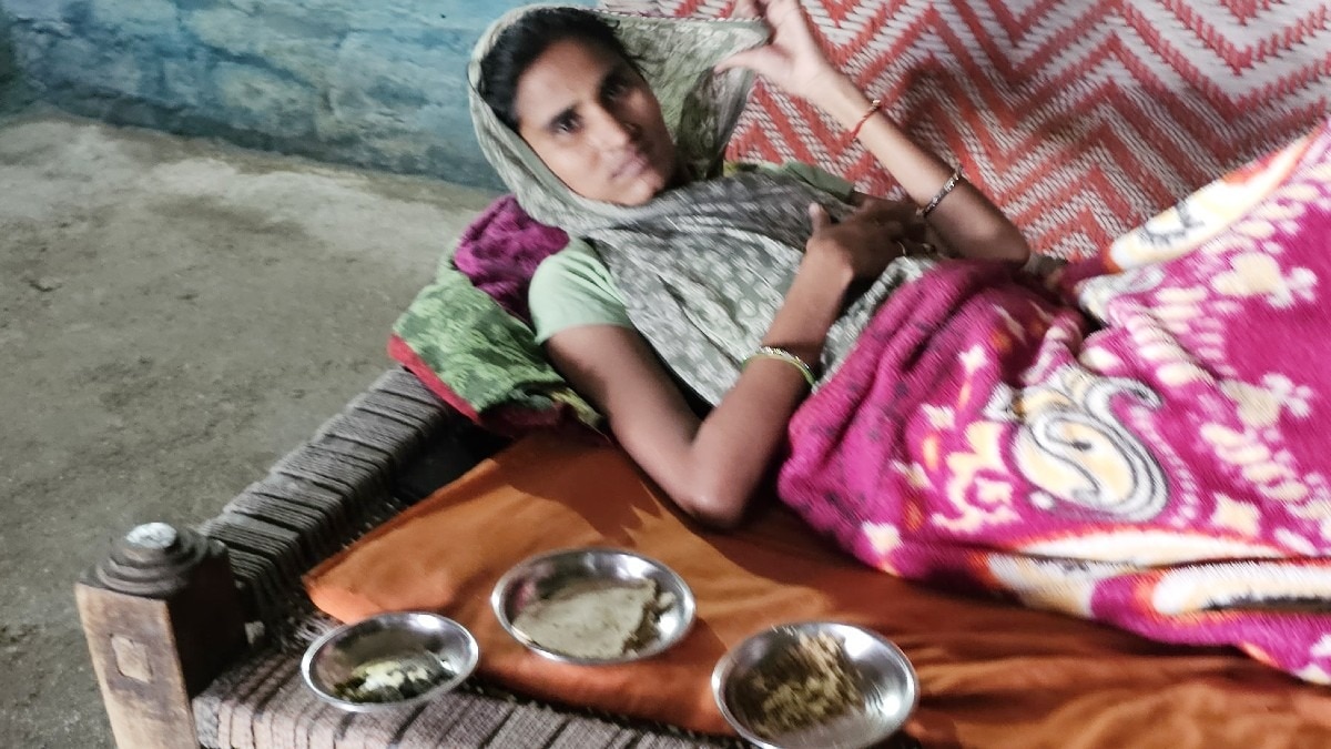 बीमार महिला खटिया पर लेटी हुई.(Photo:ITG)