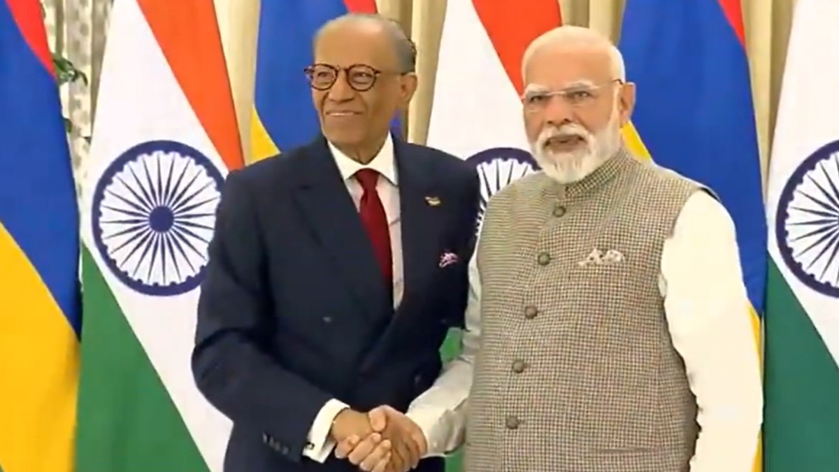 Prime Minister Narendra Modi meets Prime Minister of Mauritius, Dr. Navinchandra Ramgoolam in Varanasi