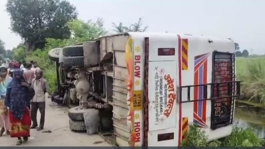 बाइक और बस की टक्कर में दो की मौत (Photo: Screengrab)