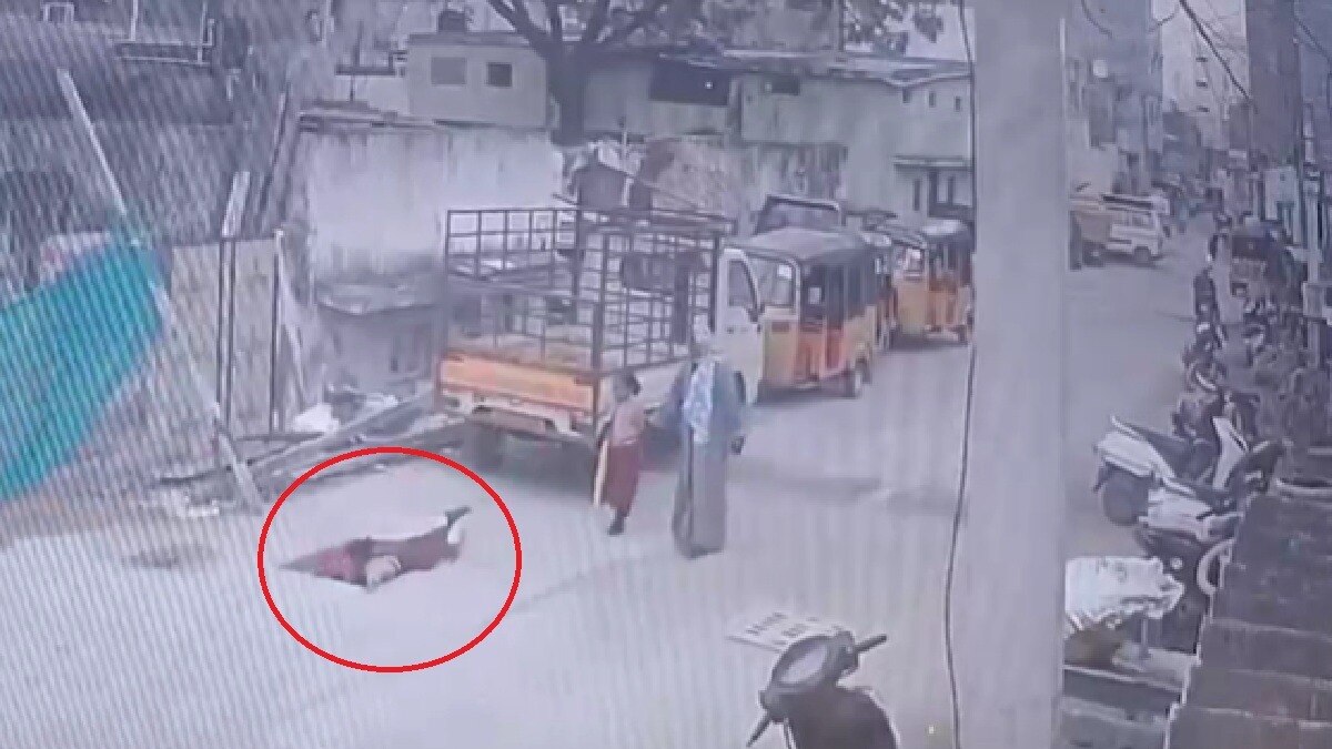 चलते- चलते गटर में जा गिरी बच्ची (Photo: ITG)