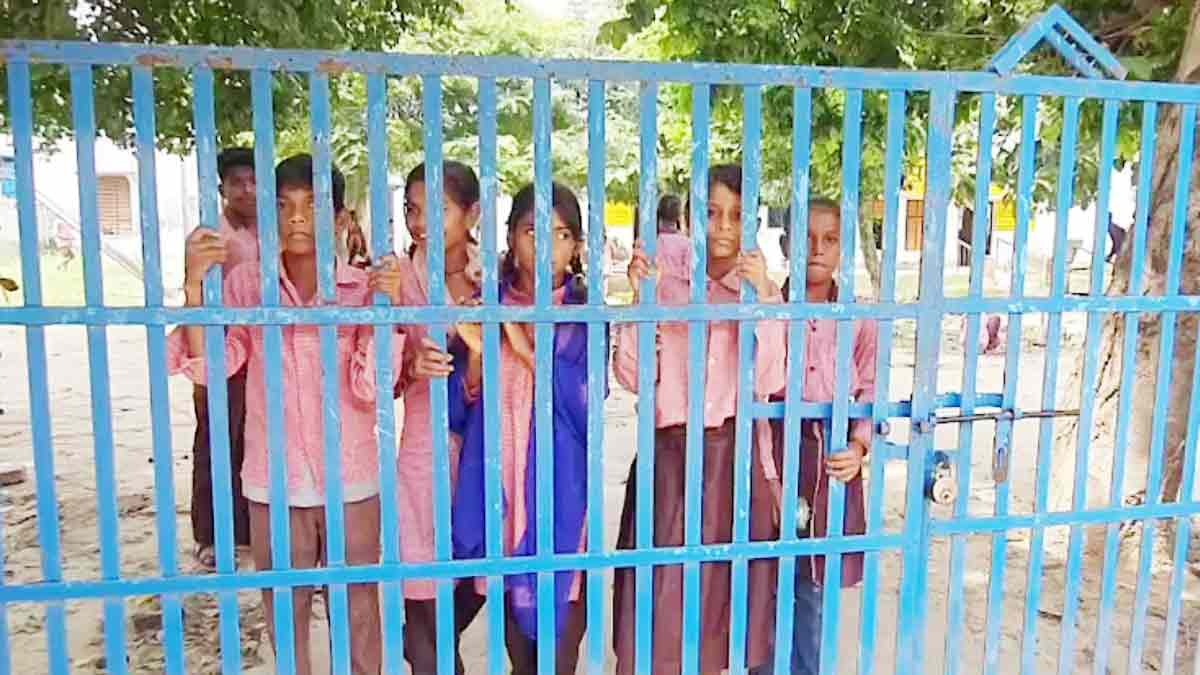 आवारा कुत्ते से खौफ में स्कूली बच्चे (Photo: Amit Tiwari/ITG)