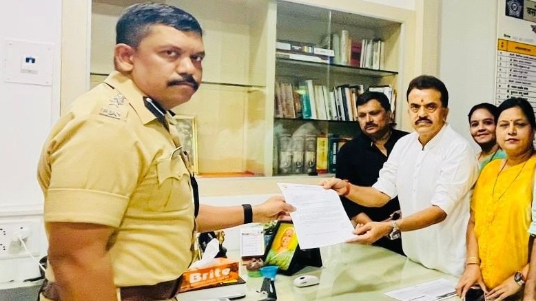 Sanjay Nirupam Filed complaint