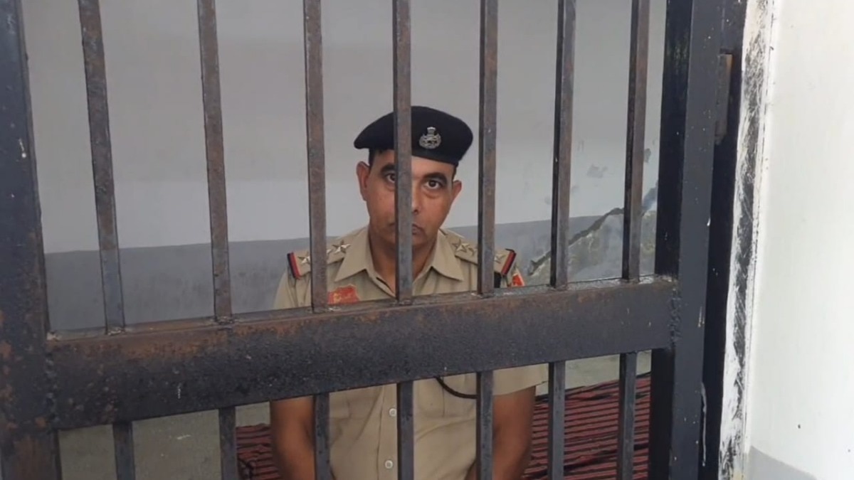 Police inspector behind bars for reaching court late