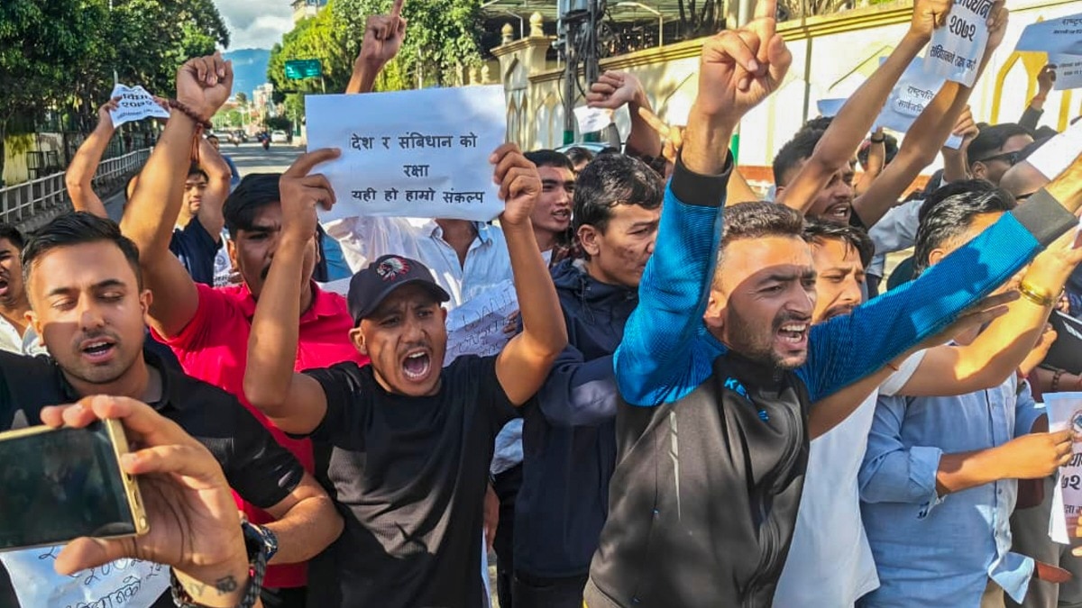  काठमांडू की सड़कों पर प्रदर्शनकारी. (Photo: PTI)