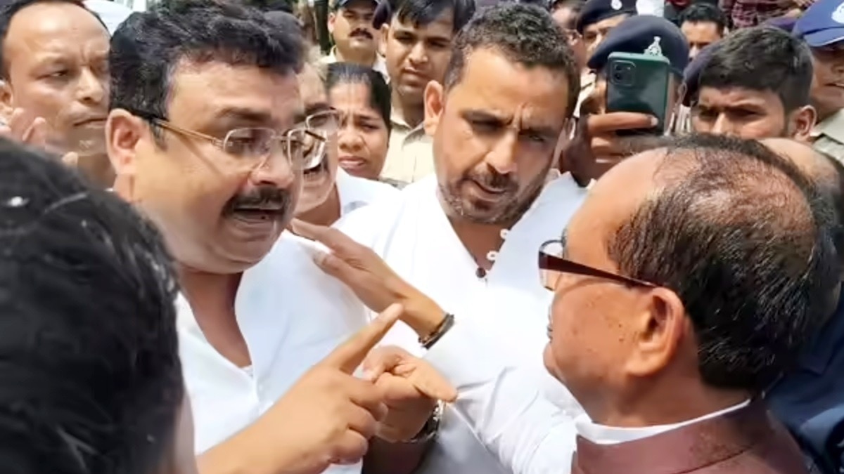 केंद्रीय कृषि मंत्री शिवराज सिंह चौहान से बातचीत करते कांग्रेस विधायक.(Photo:Screengrab)