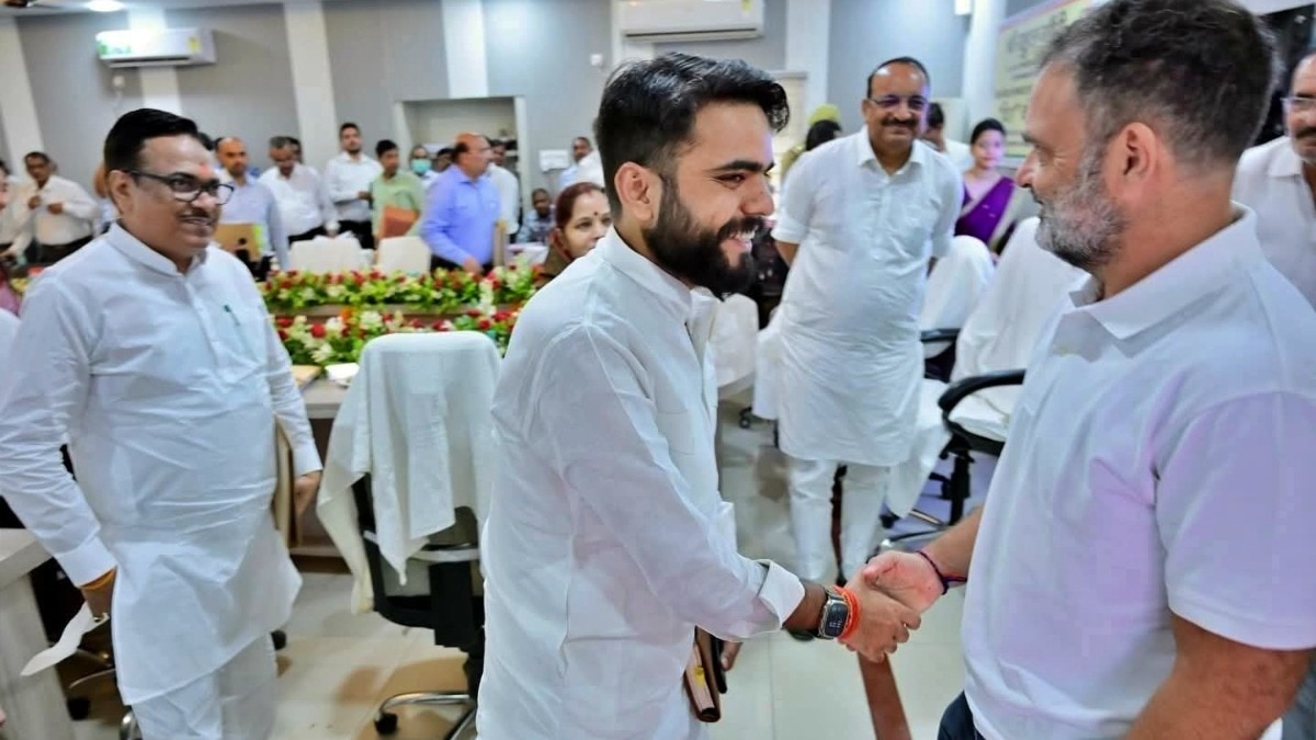 Minister Dinesh Singh's son shaking hands with Rahul Gandhi (Photo- Screengrab)