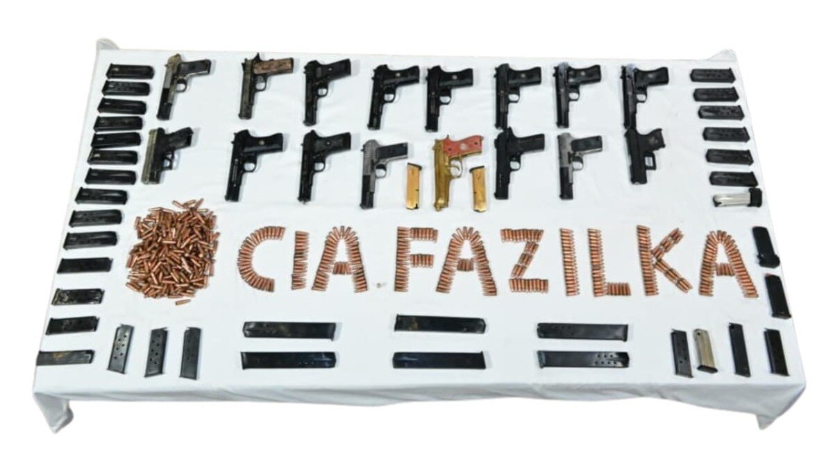 सीमापार हथियार तस्करी रैकेट का भंडाफोड़, फाजिल्का में दो गिरफ्तार, भारी मात्रा में हथियार बरामद